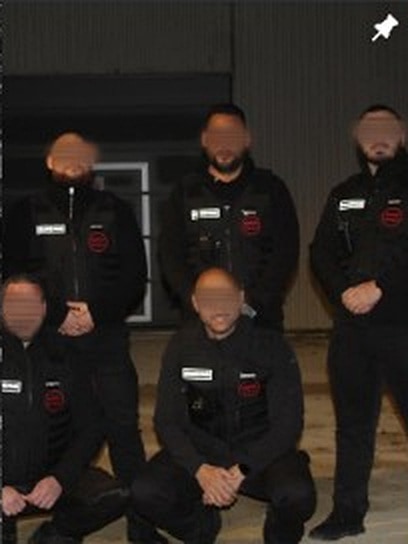 Agents en tenue tactique